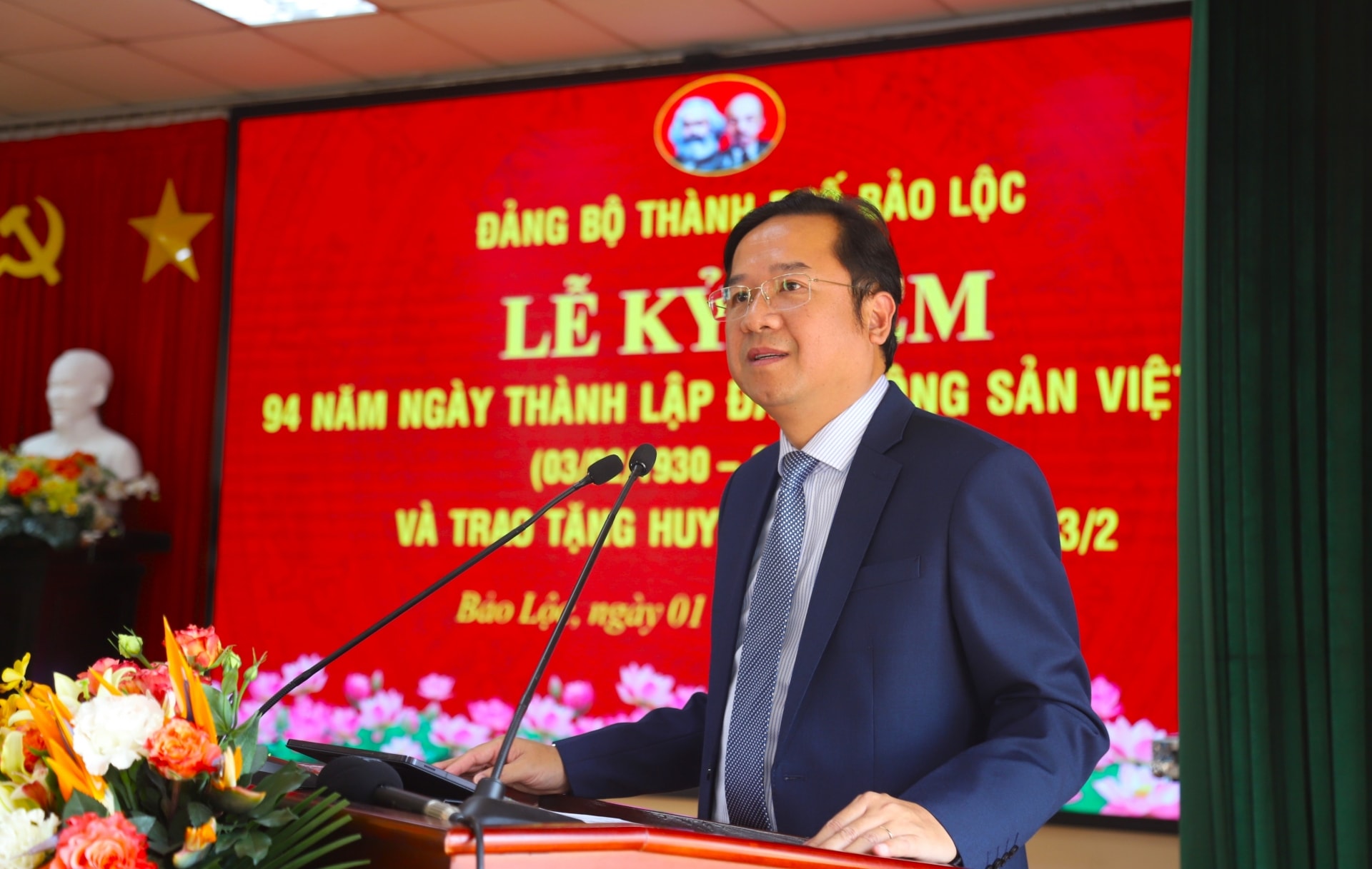 Bí thư Thành ủy Bảo Lộc Tôn Thiện Đồng phát biểu chúc mừng các đảng viên nhận Huy hiệu Đảng tại buổi lễ