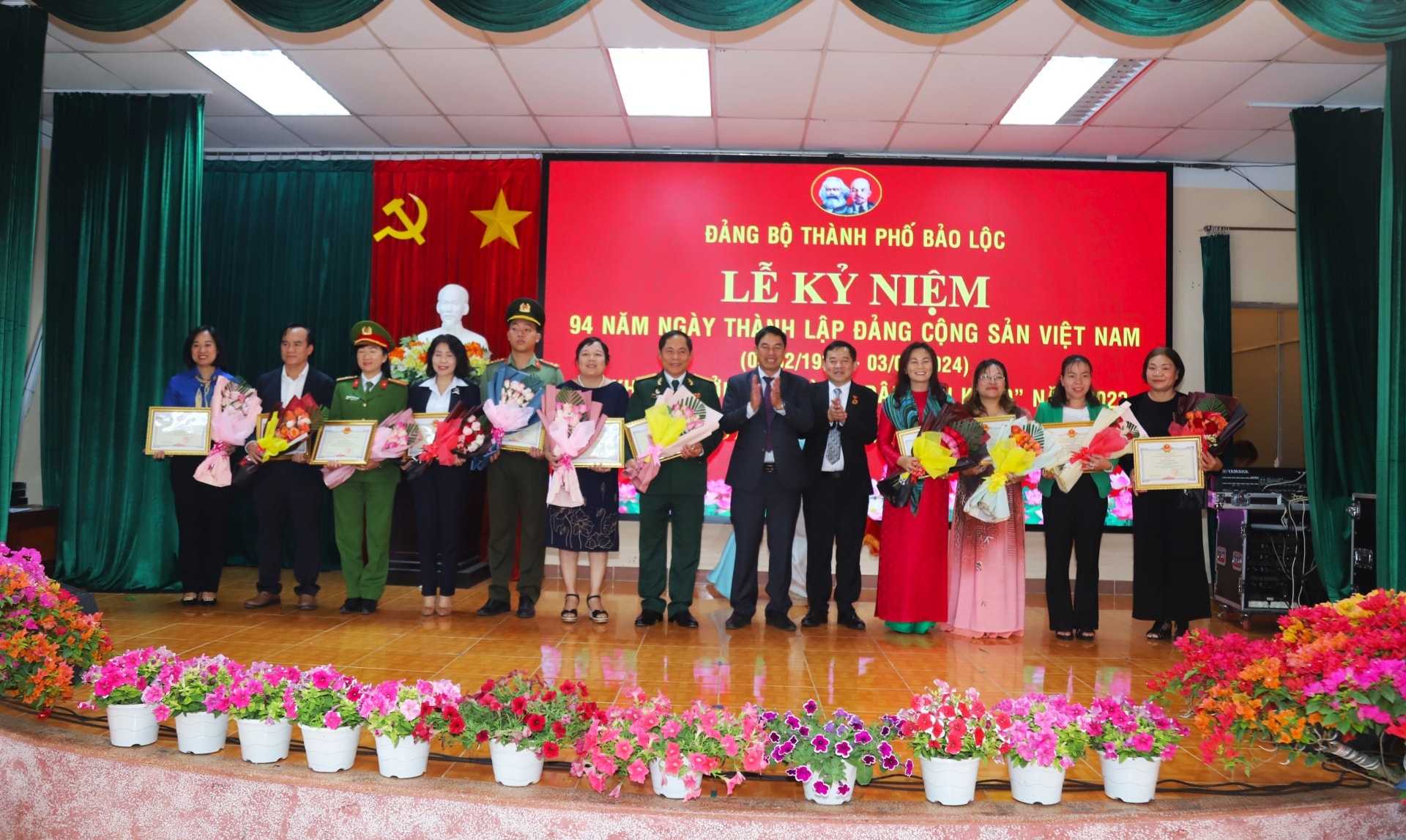 Khen thưởng các tập thể, cá nhân thực hiện tốt Mô hình Dân vận khéo
