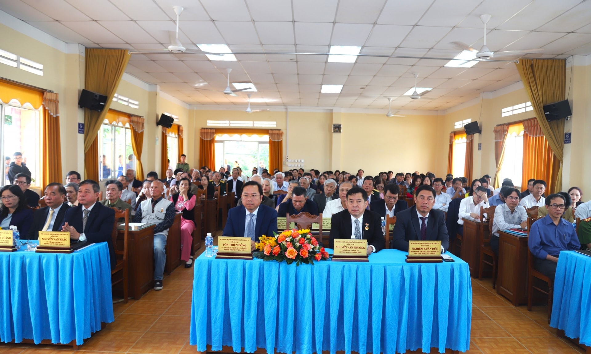 Các đồng chí lãnh đạo TP Bảo Lộc cùng các đại biểu dự kỷ niệm 94 năm Ngày thành lập Đảng cộng sản Việt Nam