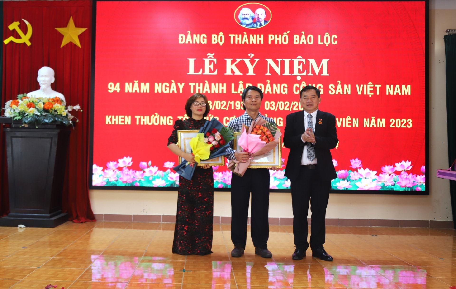 Hai chi bộ cơ sở hoàn thành xuất sắc nhiệm vụ 5 năm liền nhận khen thưởng