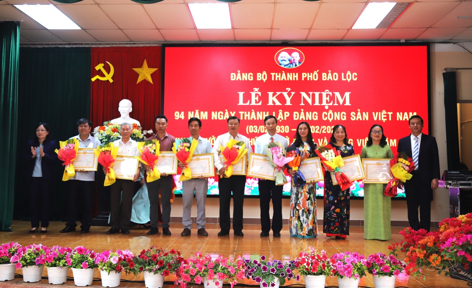 Các đảng viên hoàn thành xuất sắc nhiệm vụ 5 năm liền nhận khen thưởng