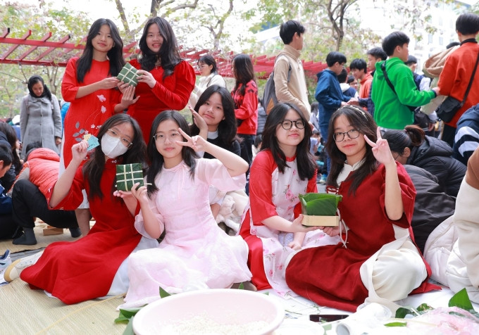 Học sinh trường THCS&THPT Lương Thế Vinh, Hà Nội trải nghiệm gói bánh chưng hôm 27/1. Ảnh: Nhà trường cung cấp