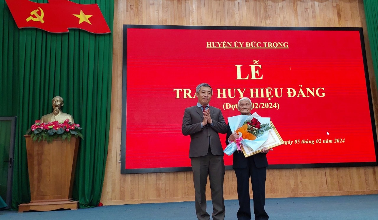 Đồng chí Bùi Sơn Điền - Bí thư Huyện ủy Đức Trọng, trao Huy hiệu 75 năm tuổi Đảng cho đảng viên Lê Đạo