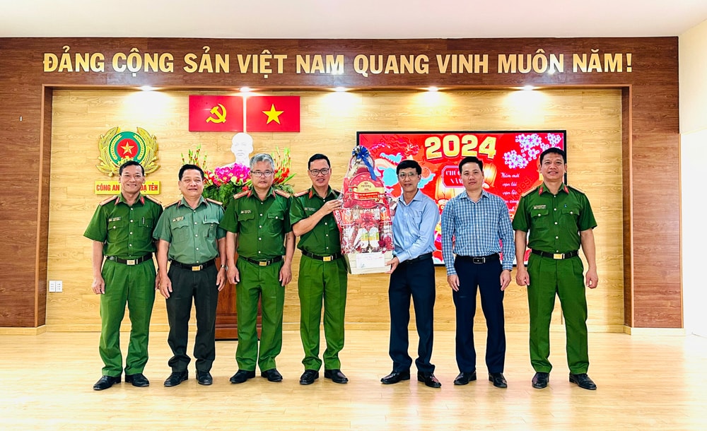 Đồng chí Nguyễn Mạnh Việt - Bí thư Huyện ủy thăm, chúc tết tại Công an huyện Đạ Tẻh