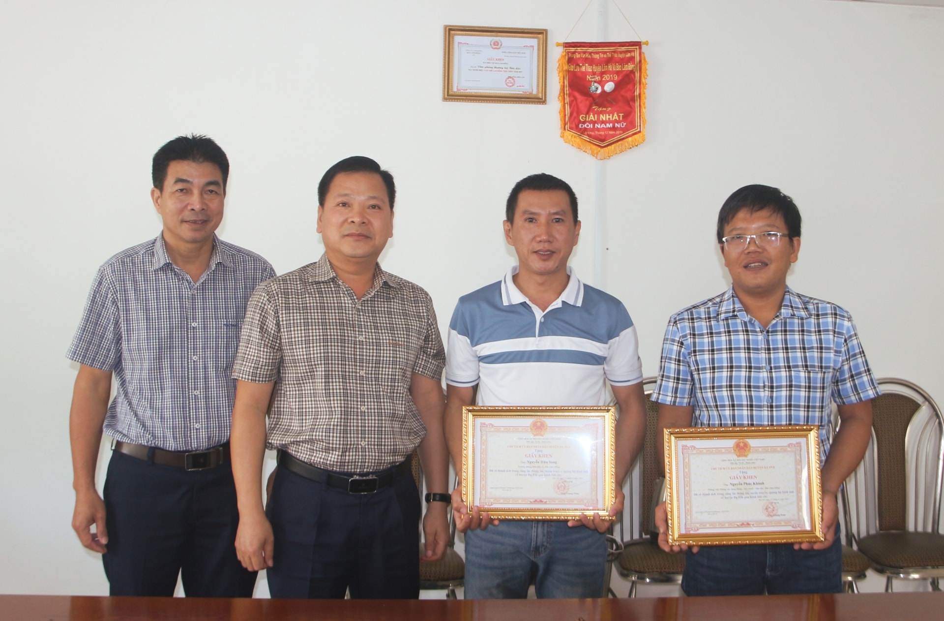 Đồng chí Tống Giang Nam – Chủ tịch UBND huyện Đạ Tẻh đã đến thăm, chúc Tết Văn phòng Thường trú Báo Lâm Đồng tại TP Bảo Lộc; đồng thời, trao giấy khen cho 4 phóng viên Báo Lâm Đồng đã có thành tích trong công tác thông tin, tuyên truyền, quảng bá hình ảnh về huyện Đạ Tẻh