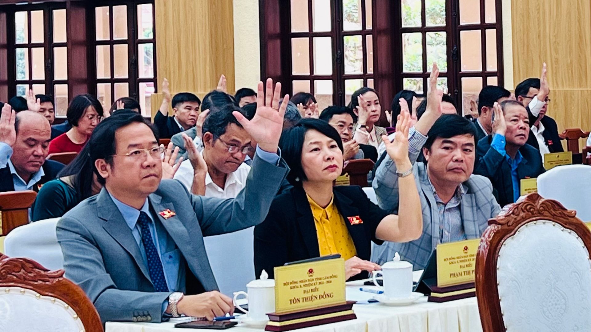 Cán bộ năng động, sáng tạo, dám nghĩ, dám làm, dám chịu trách nhiệm vì lợi ích chung phải được khuyến khích, bảo vệ. Trong ảnh: Biểu quyết thông qua các nghị quyết nhằm thúc đẩy kinh tế - xã hội