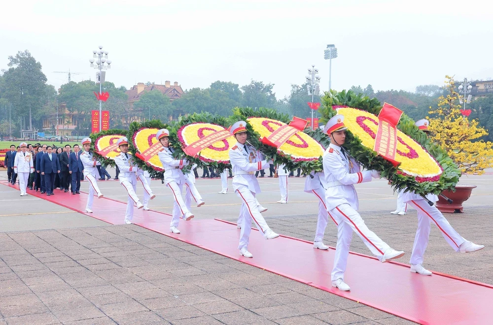 Các lãnh đạo, nguyên lãnh đạo Đảng, Nhà nước đến đặt vòng hoa và vào Lăng viếng Chủ tịch Hồ Chí Minh. (Ảnh: An Đăng/TTXVN)