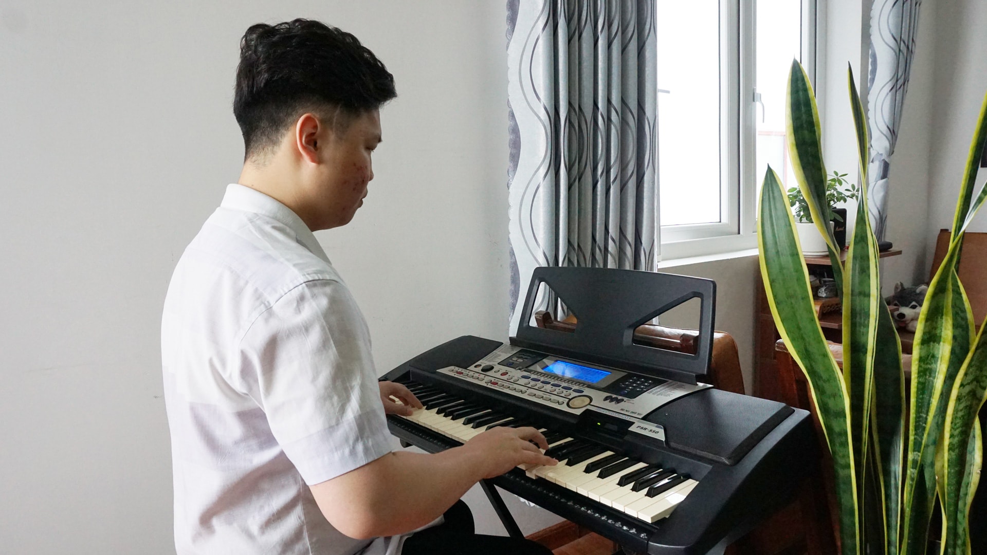 Là người khiếm thị nhưng Phúc chơi đàn thuần thục