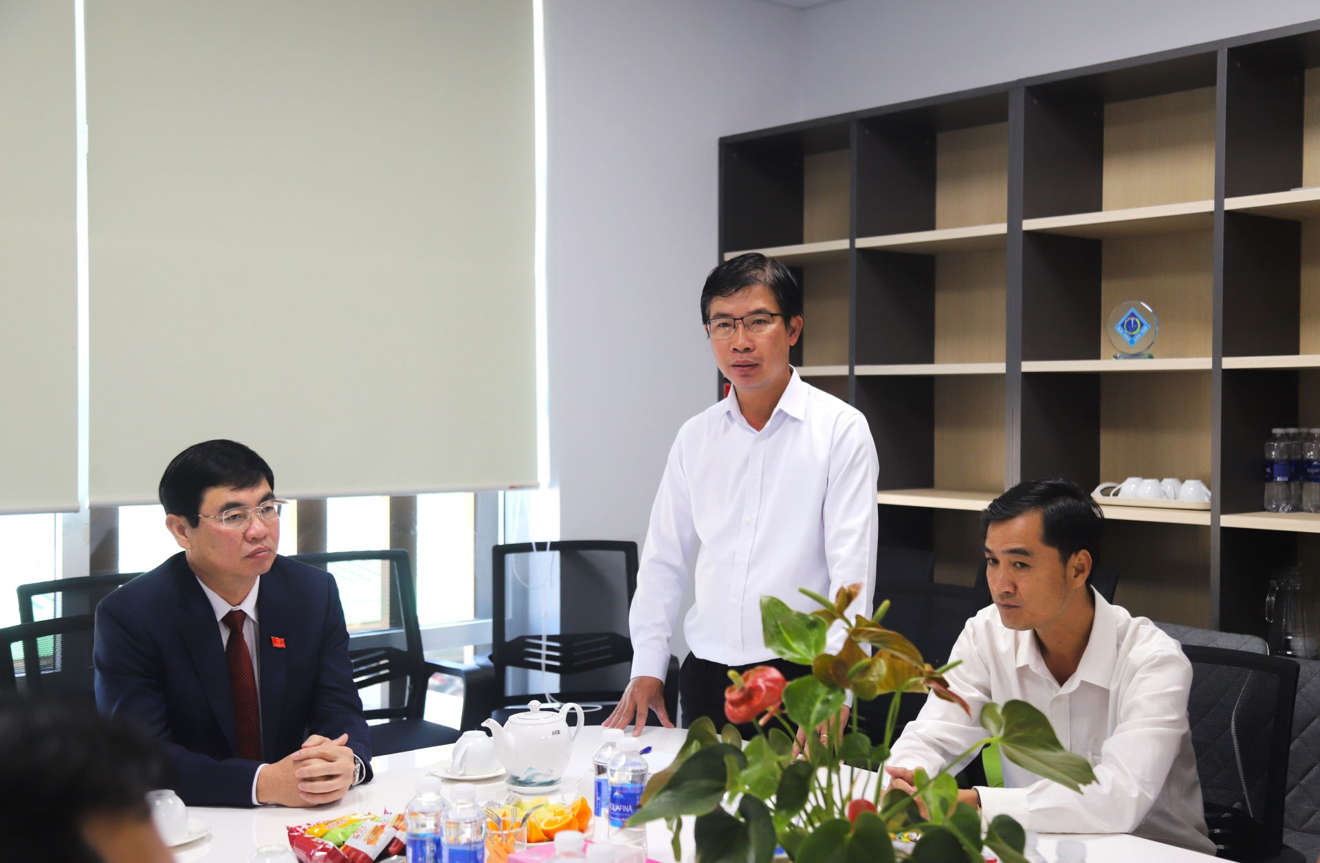 ông Nguyễn Hoàng Minh – Chủ tịch Hội đồng thành viên, kiêm Tổng giám đốc Công ty Antesco (Công ty mẹ của B’Lao Food) báo cáo tình hình sản xuất năm 2023 và kế hoạch năm 2024 của đơn vị
