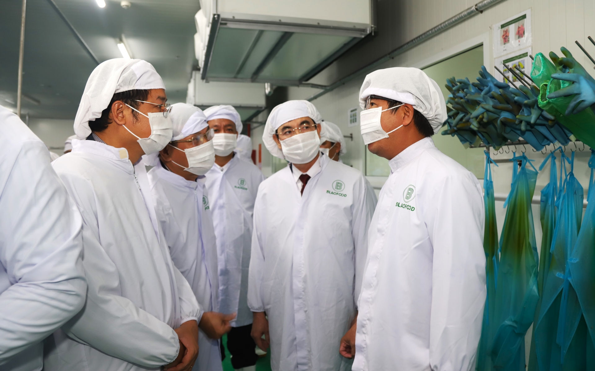 Đồng chí Trần Đình Văn cùng đoàn công tác kiểm tra hoạt động sản xuất tại các dây chuyền của Công ty BLao Food