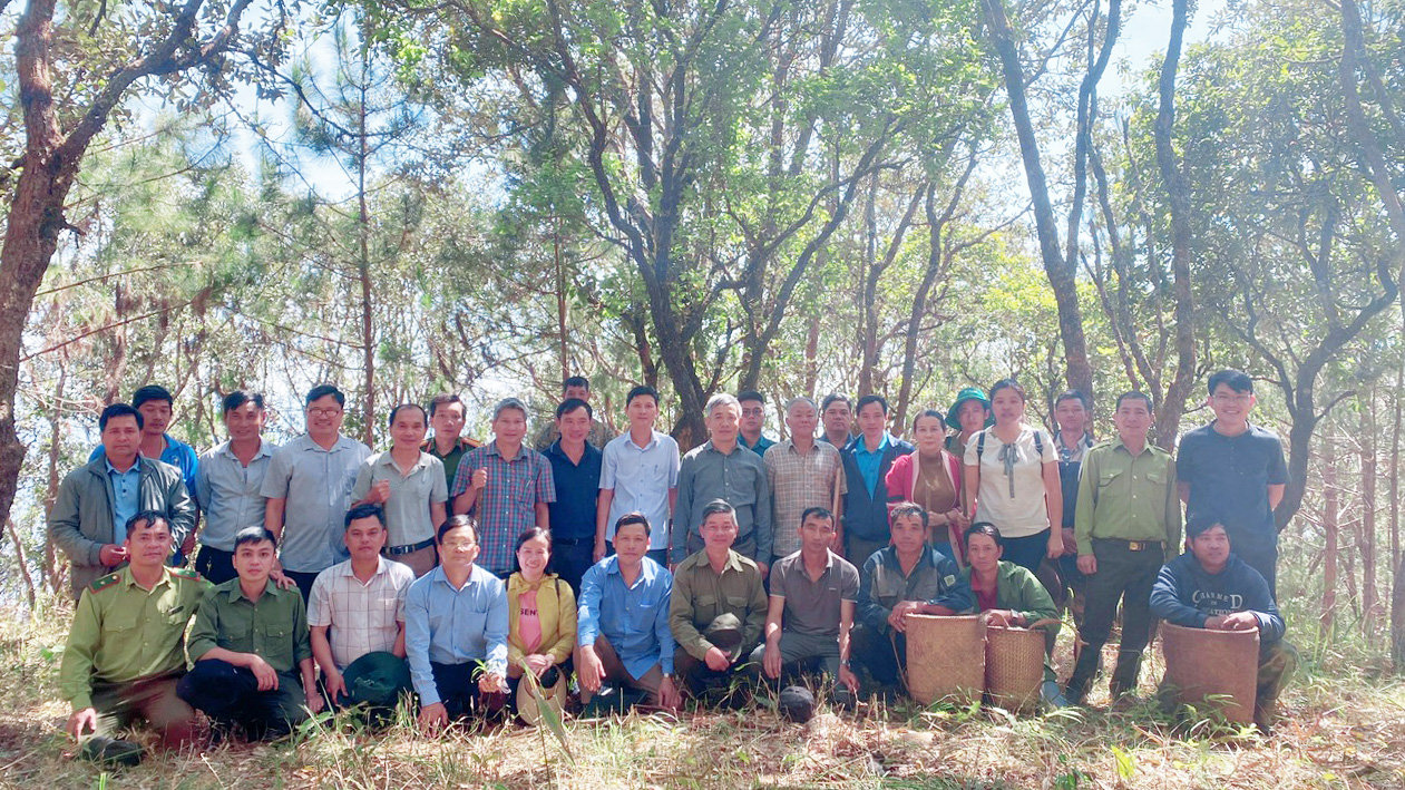 Lãnh đạo huyện Đức Trọng kiểm tra công tác bảo tồn quần thể Thông đỏ và chụp ảnh lưu niệm cùng các đơn vị chủ rừng, các hộ nhận khoán quản lý, bảo vệ rừng tại xã Hiệp An
