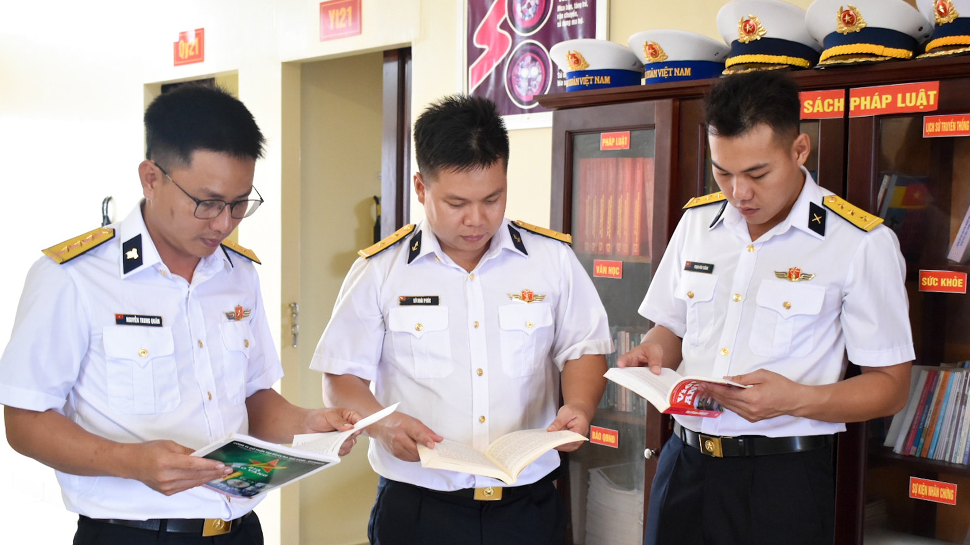 Cán bộ, chiến sĩ Nhà giàn DK1 luôn chủ động học tập, rèn luyện, nâng cao kiến thức pháp luật, giữ vững lập trường chính trị, tư tưởng vững vàng
