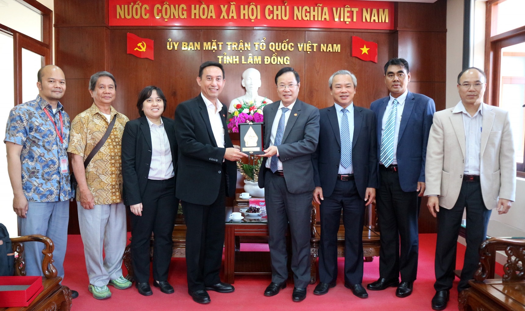 Đoàn Tổng Lãnh sự quán Indonesia chụp hình lưu niệm cùng Ủy ban MTTQ Việt Nam tỉnh Lâm Đồng