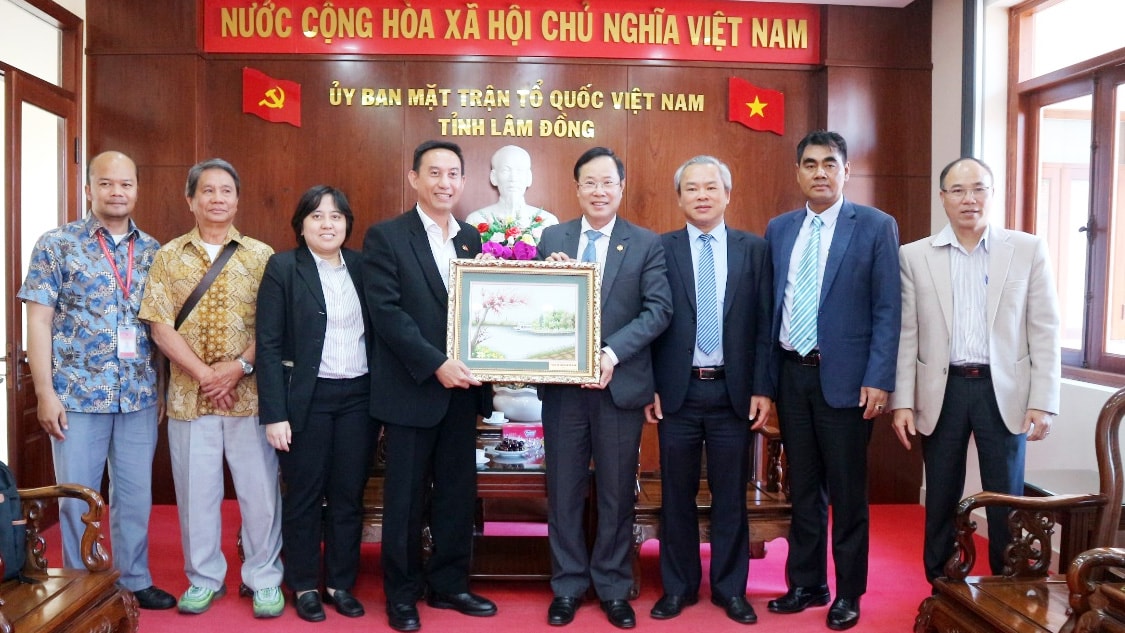 Ông Phạm Triều tặng bức tranh thêu cảnh hồ Xuân Hương cho ông Tổng Lãnh sự Indonesia
