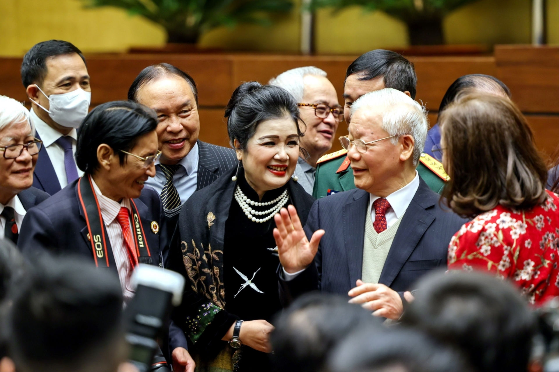 Tổng Bí thư Nguyễn Phú Trọng trò chuyện với các đại biểu tham dự Hội nghị văn hóa toàn quốc tổ chức sáng 24-11 tại Nhà Quốc hội.