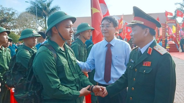 Tư lệnh Quân khu 5 và Bí thư Tỉnh ủy Đắk Lắk tiếp sức thanh niên tòng quân ảnh 1