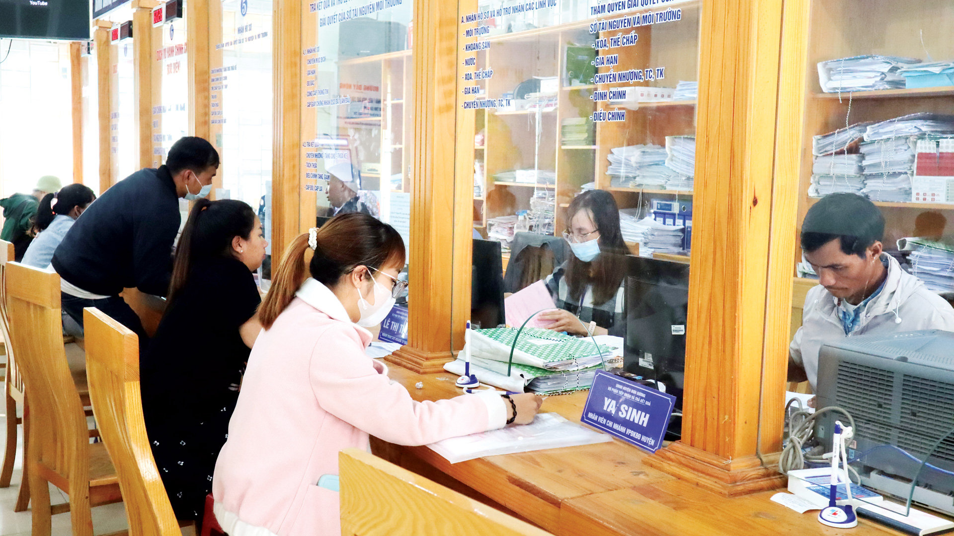 Công tác cải cách hành chính được chú trọng thực hiện nhằm phục vụ người dân tốt hơn. Ảnh: Việt Quỳnh