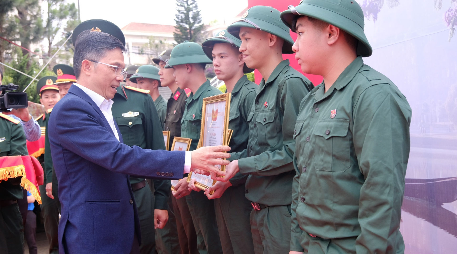 Đồng chí Đặng Trí Dũng – Phó Bí thư Thành ủy Đà Lạt tặng giấy khen động viên tinh thần cho thanh niên 