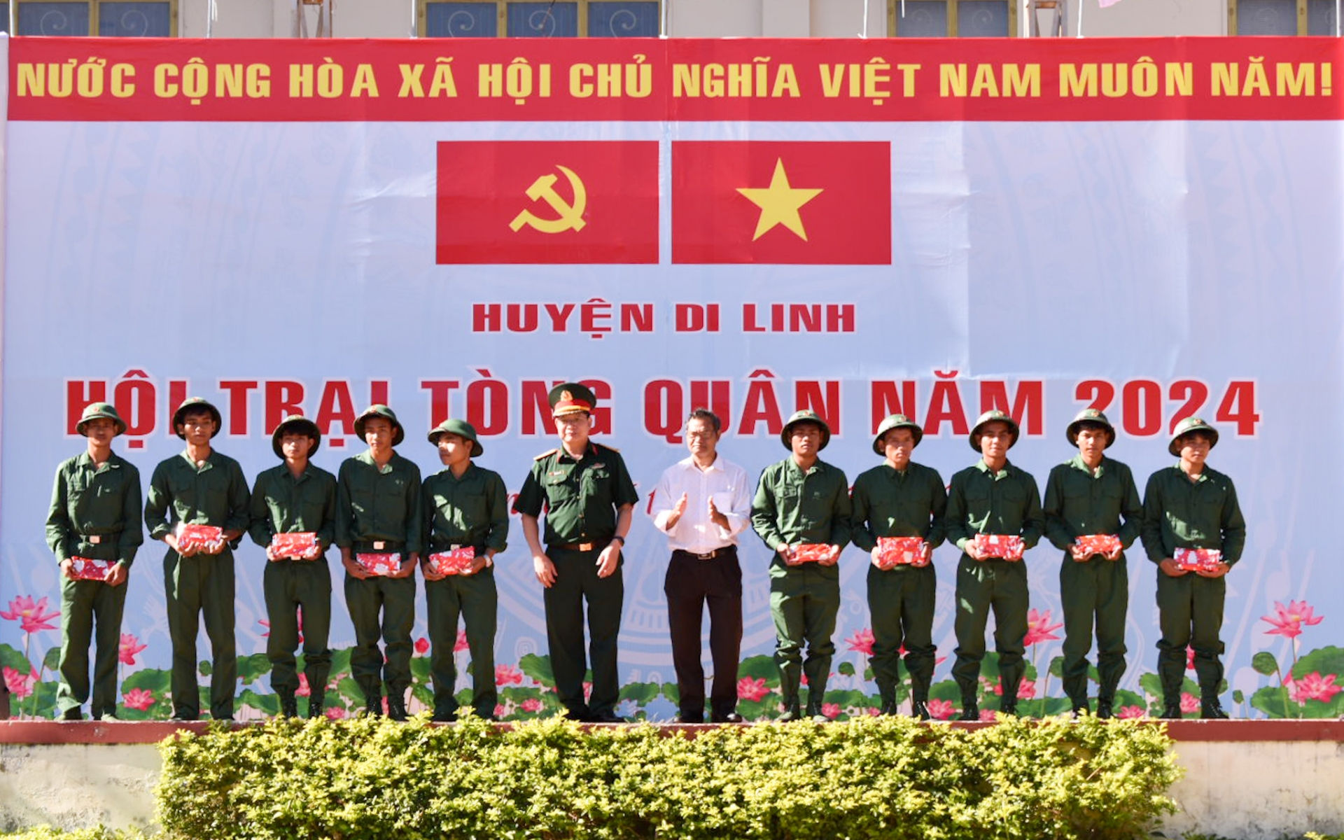  Tặng quà lưu niệm, khen thưởng các thanh niên tình nguyện nhập ngũ