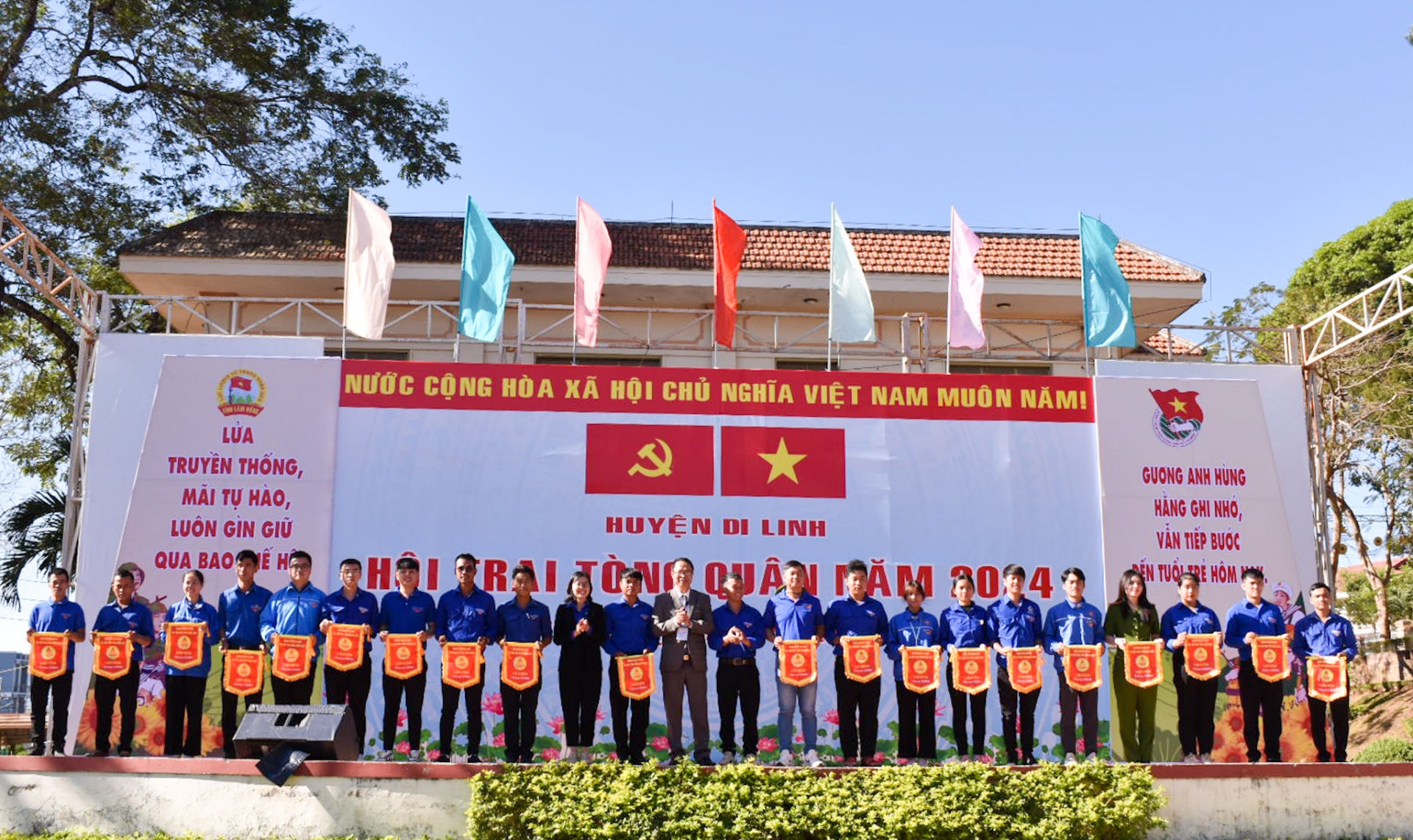 Tặng cờ lưu niệm cho các đơn vị tham gia hội trại