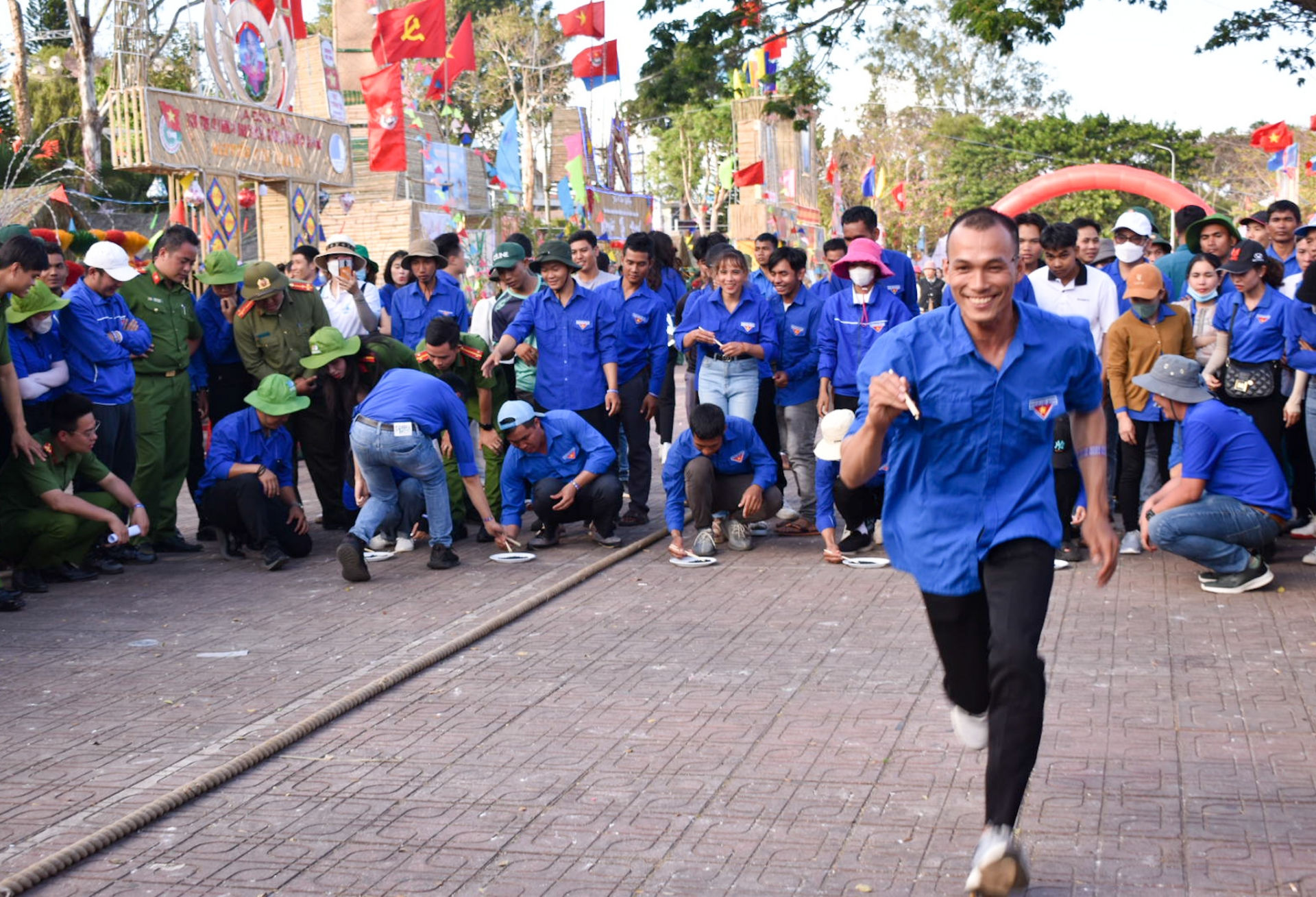 Tân binh, đoàn viên thanh niên hào hứng tham gia các trò chơi dân gian 