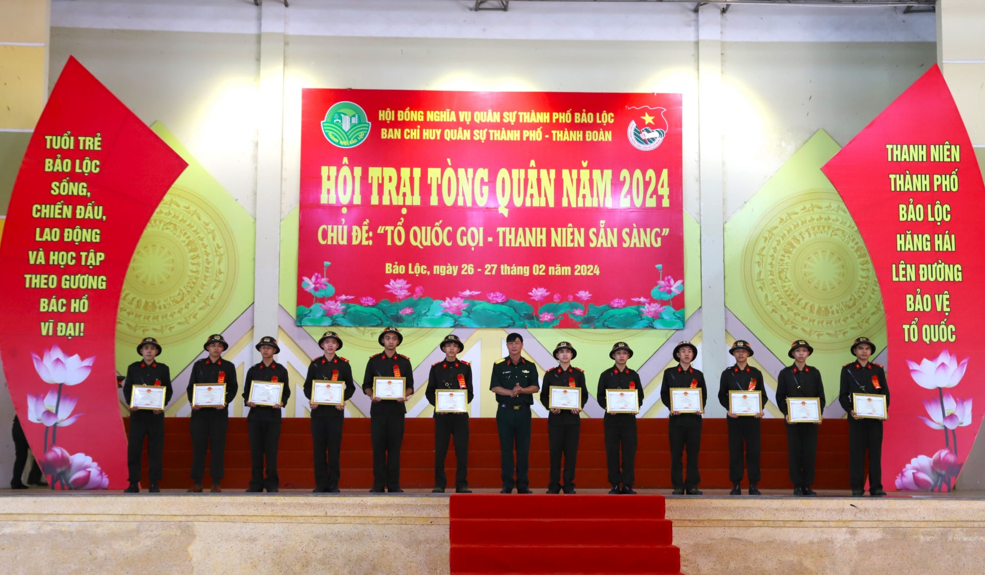 Các thanh niên tình nguyện viết đơn lên đường nhập ngũ trong lực lượng công an nhận khen thưởng