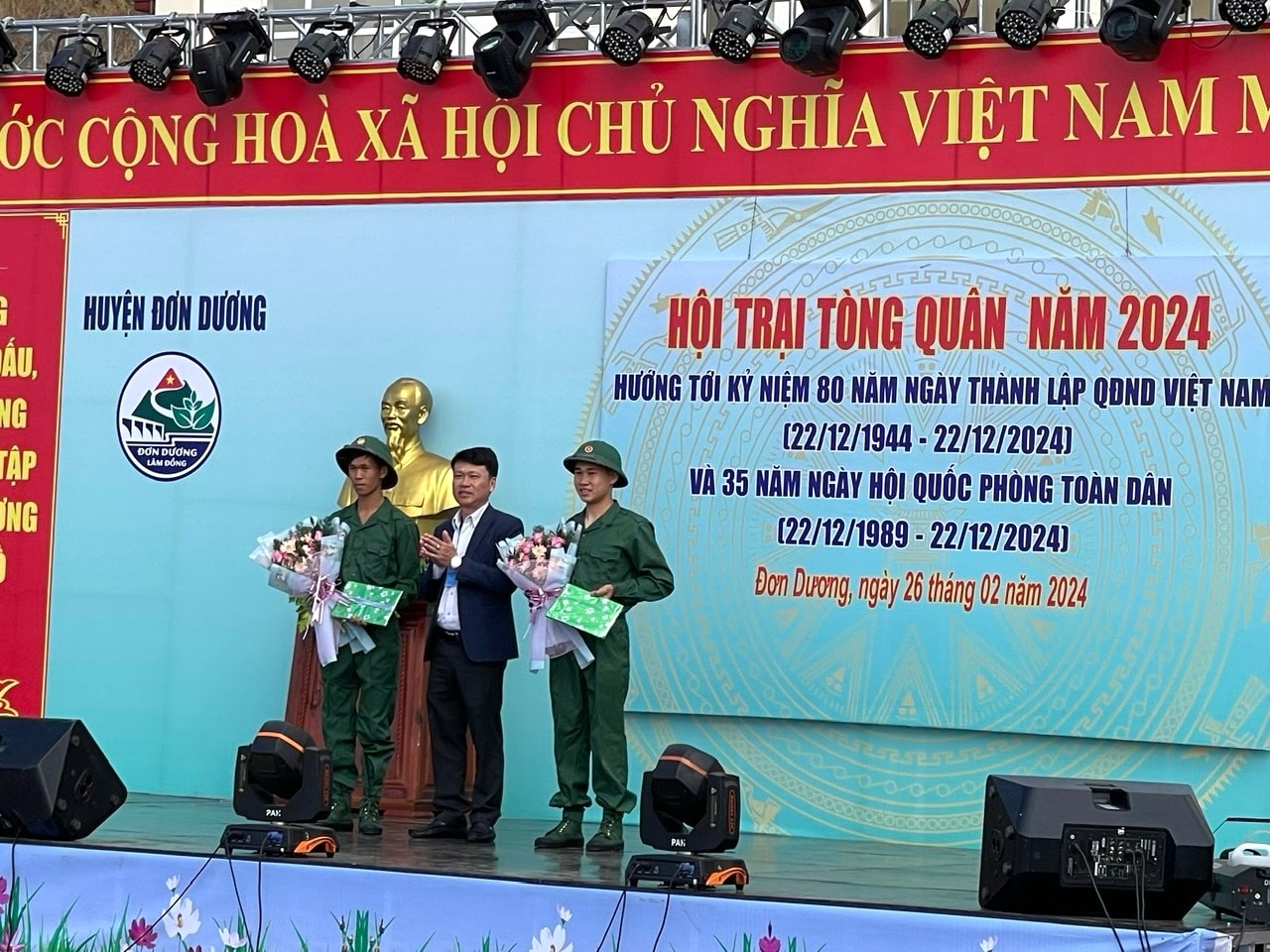 Lãnh đạo huyện Đơn Dương trao tặng quà kỷ niệm cho các chiến sỹ