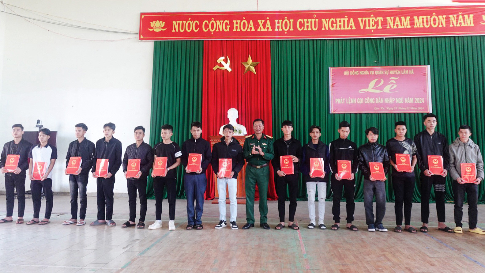 Ban Chỉ huy Quân sự huyện Lâm Hà tổ chức phát lệnh gọi cho công dânlên đường nhập ngũ năm 2024