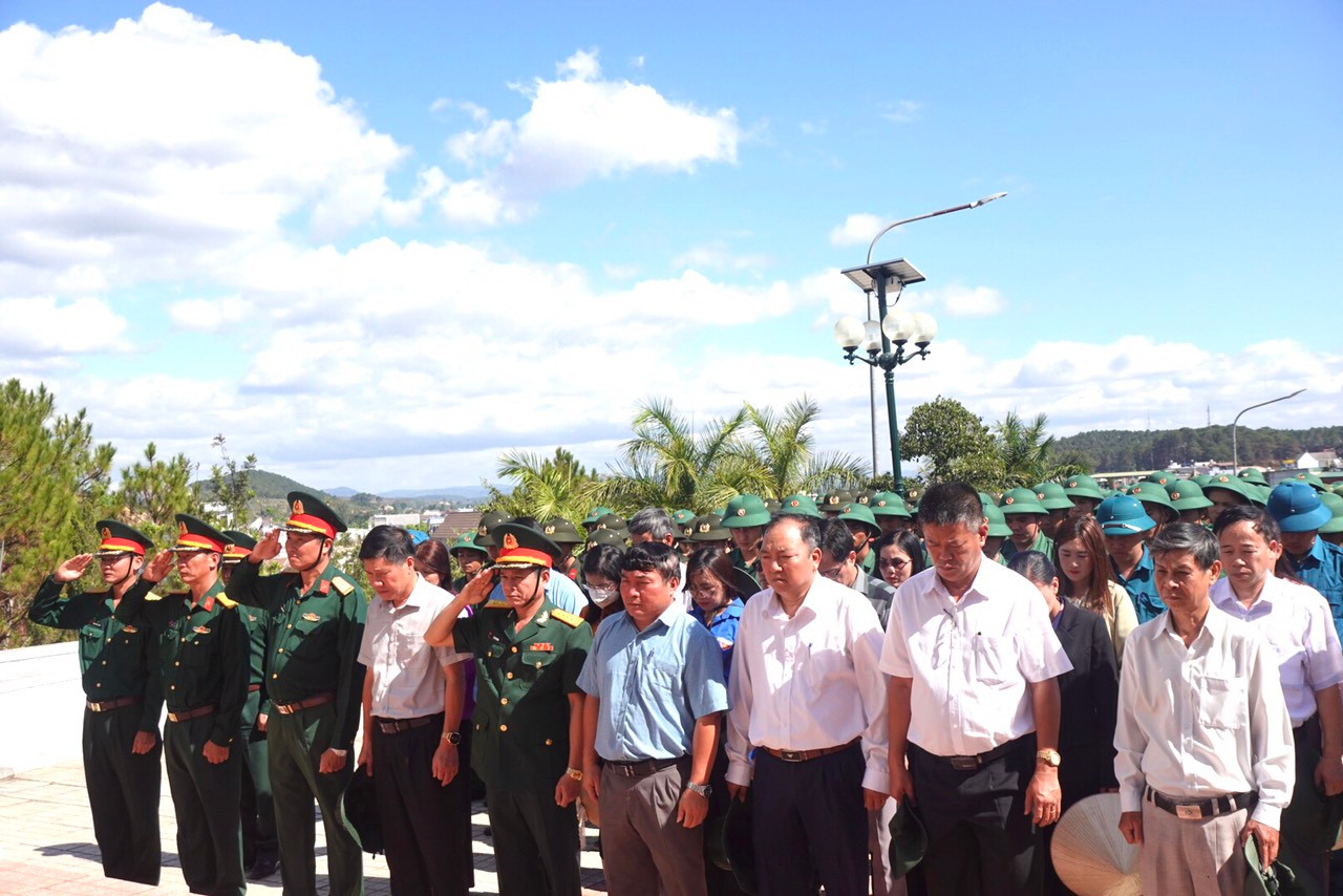 Lãnh đạo huyện Lâm Hà cùng thanh niên lên đường nhập ngũ viếng đài tưởng niệm liệt sỹ tại địa phương