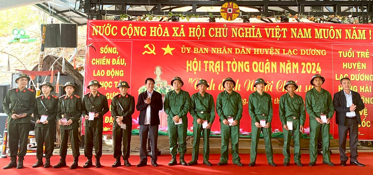 Trao sổ tiết kiệm cho các tân binh