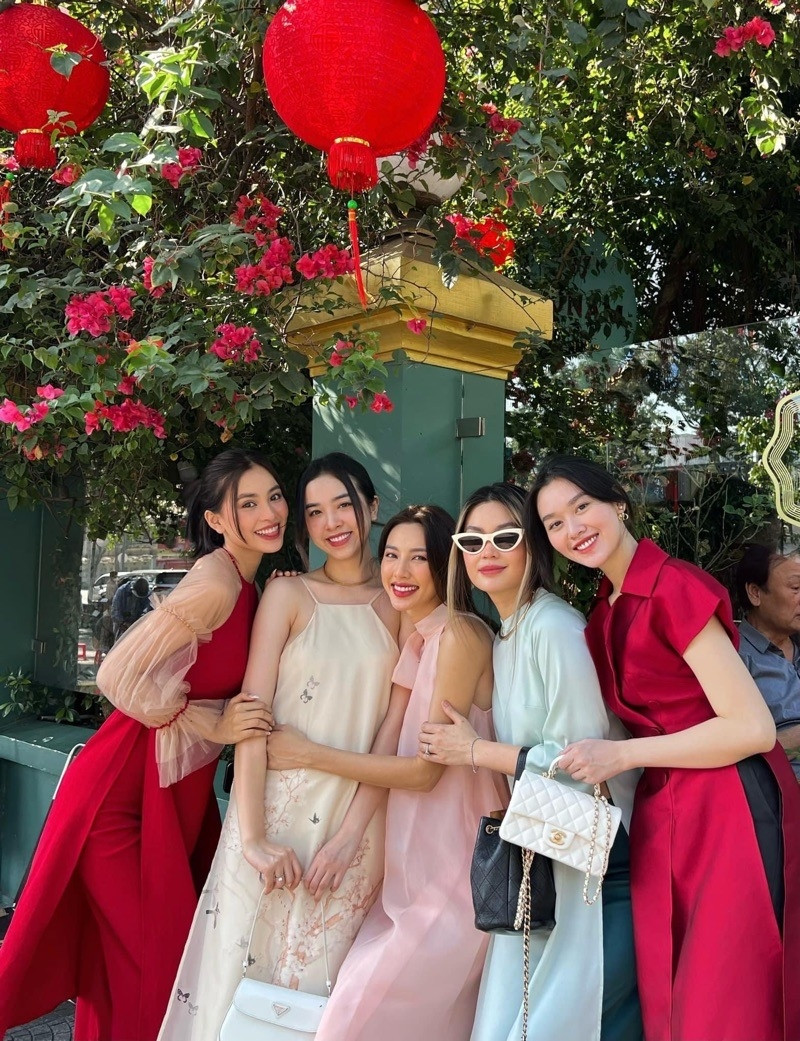 Hội chị em Hoa hậu ăn Tết: Thuỳ Tiên “chơi lớn” mặc áo tắm khoe dáng