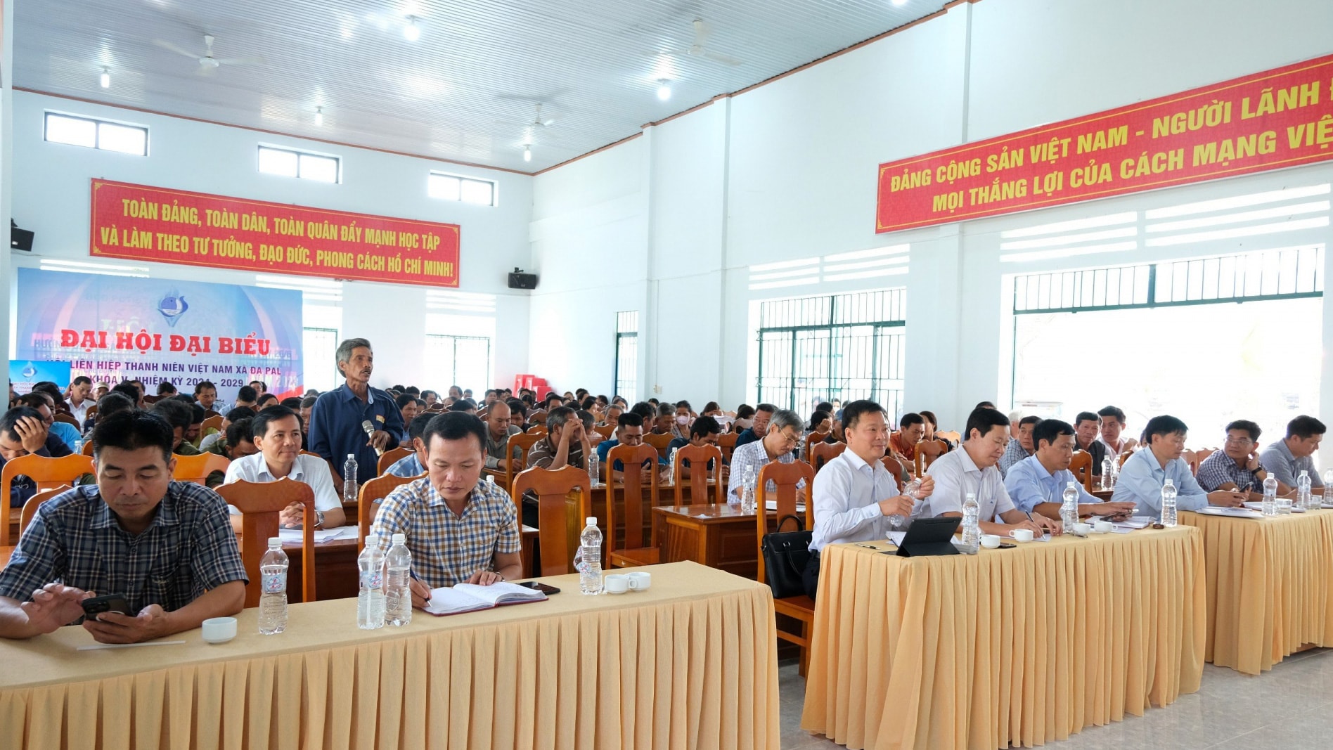Các đại biểu tham dự hội nghị lấy ý kiến của người dân về dự án đường bộ cao tốc Tân Phú - Bảo Lộc