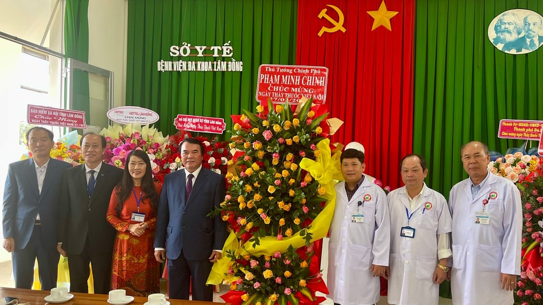 Đồng chí Phạm S –Phó Chủ tịch UBND tỉnh Lâm Đồng thừa ủy quyền của Thủ tướng Chính phủ Phạm Minh Chính trao tặng lẵng hoa chúc mừng đội ngũ thầy thuốc Bệnh viện Đa khoa Lâm Đồng