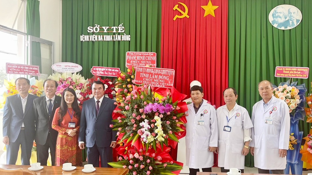 Thay mặt Tỉnh ủy – HĐND – UBND – UBMTTQ Việt Nam tỉnh, Phó Chủ tịch UBND tỉnh Lâm Đồng Phạm S tặng lẵng hoa chúc mừng các thầy thuốc BVĐK Lâm Đồng