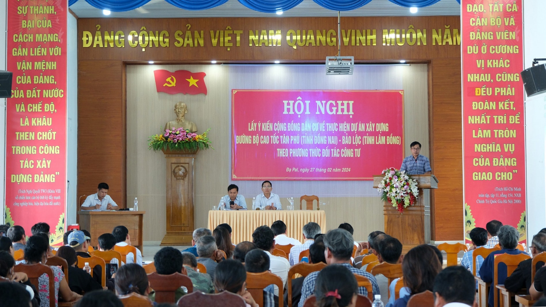 Quang cảnh toàn hội nghị