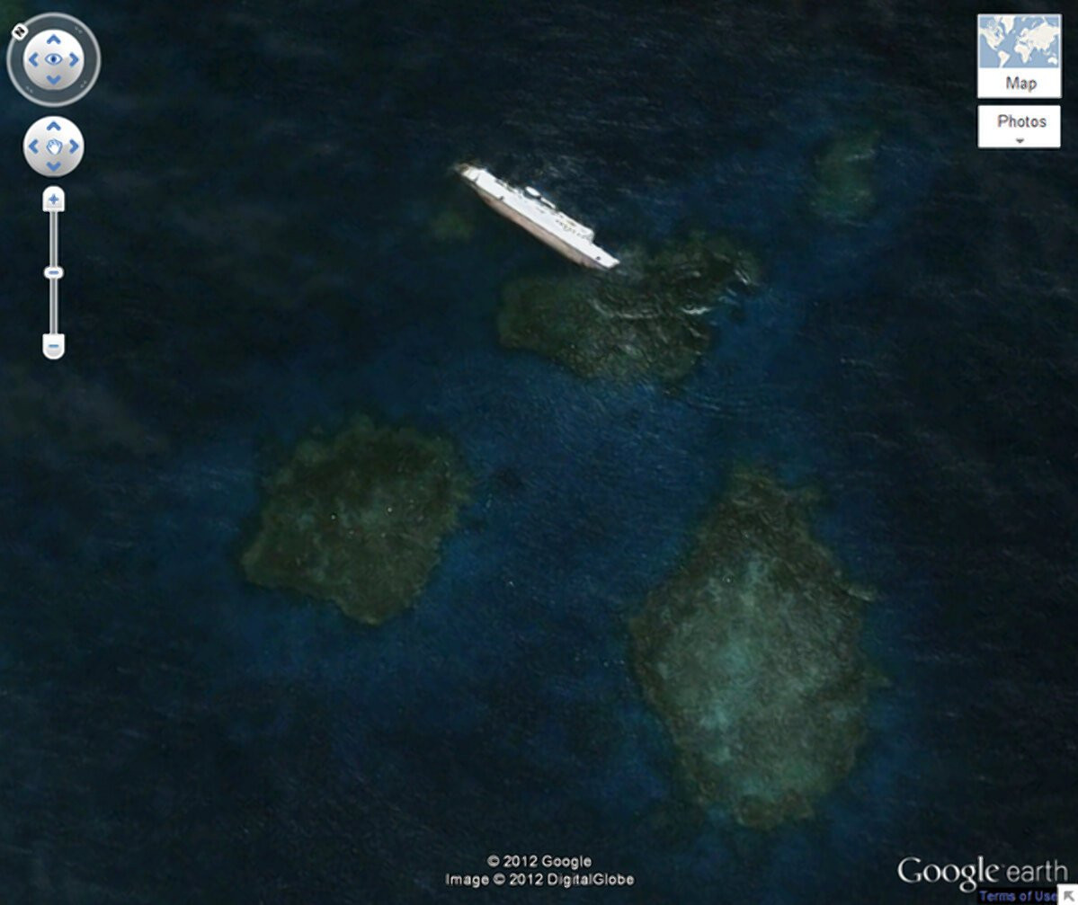 SS Jassim, một chiếc phà chở hàng của Bolivia bị mắc cạn ở Rạn san hô Wingate ngoài khơi Sudan vào năm 2003. Với chiều dài 81 mét, nó là bằng chứng của một trong những vụ đắm tàu ​​​​lớn nhất có thể nhìn thấy trên Google Earth, tọa lạc tại tọa độ số 19 38'45,99