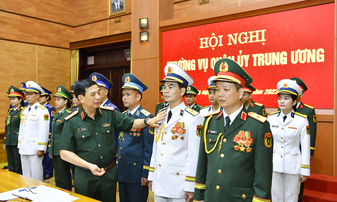 Đại tướng Phan Văn Giang, Bộ trưởng Quốc phòng cho ý kiến về các sản phẩm mẫu thử nghiệm quân phục tháng 7/2023. Ảnh: Báo Quân đội nhân dân