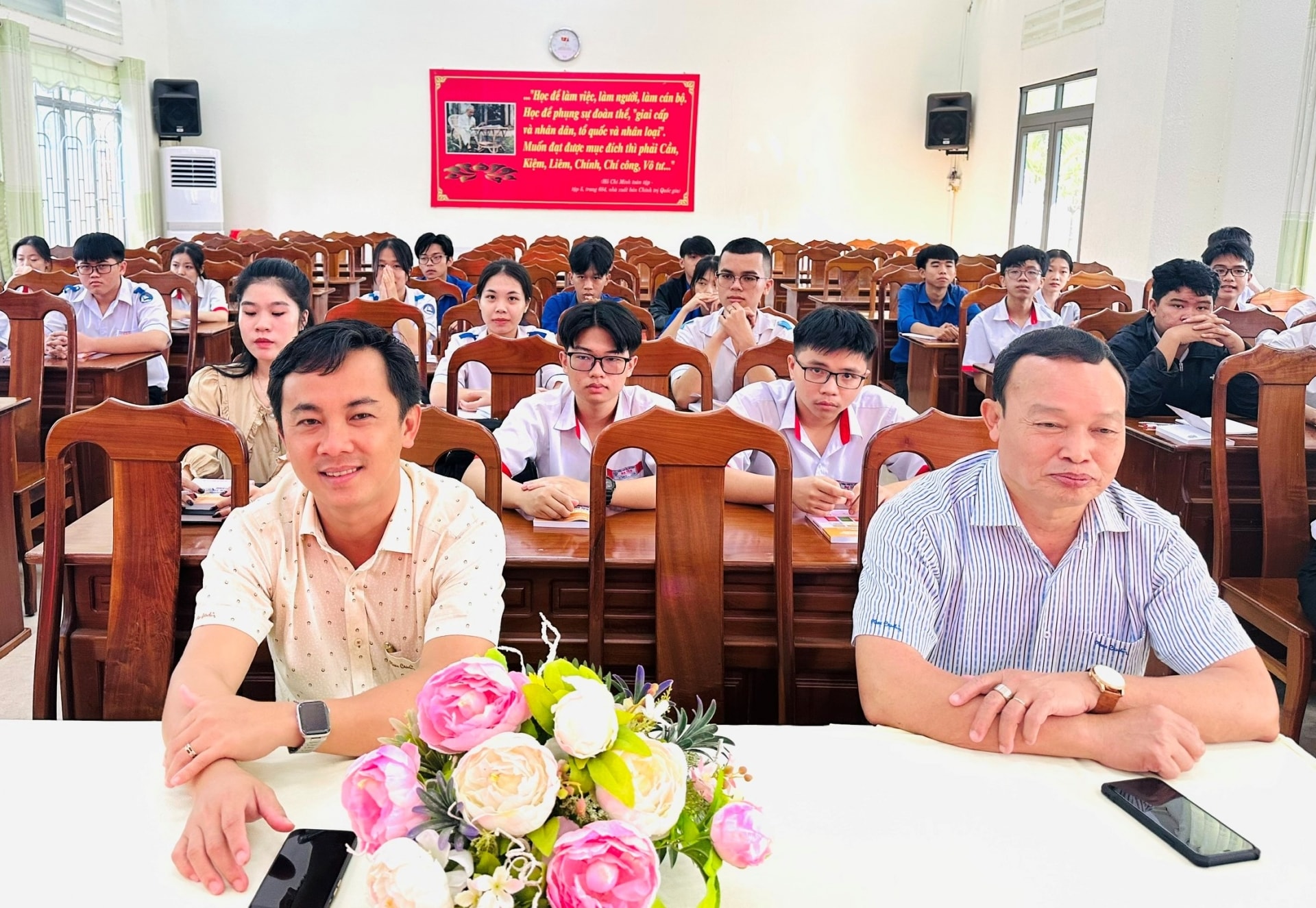 Các đại biểu và học viên tham dự khai giảng lớp bồi dưỡng