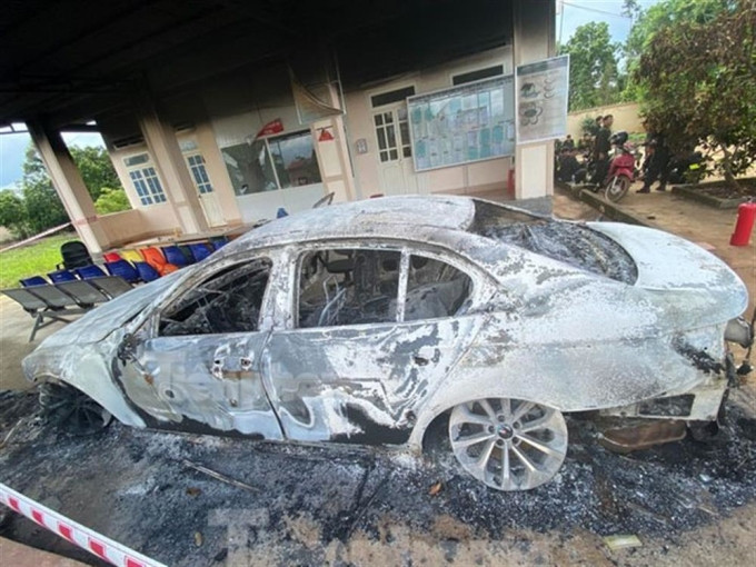 Ôtô bị đốt trong vụ tấn công ở Đăk Lăk. Ảnh: Bộ Công an