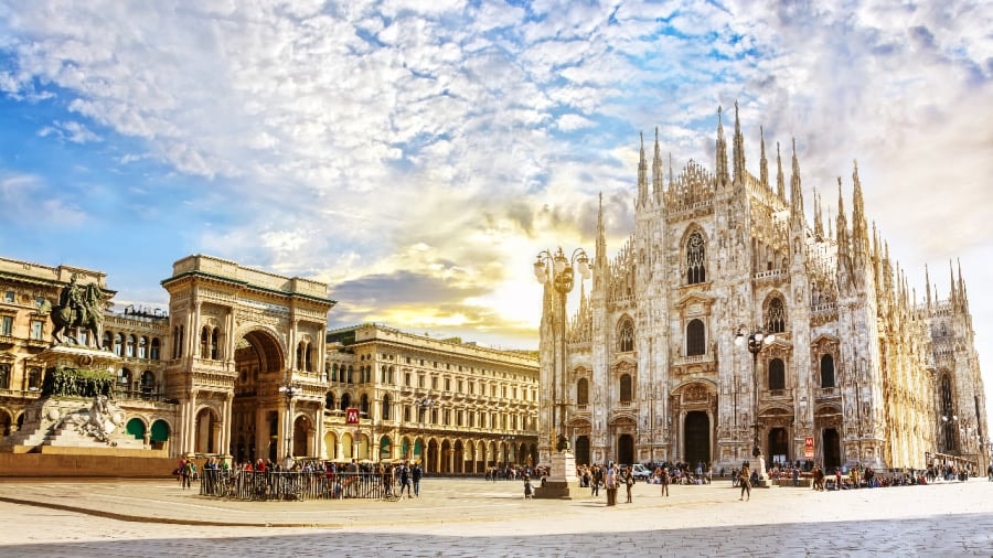 Quảng trường Piazza del Duomo ở Milan đẹp rực rỡ dưới ánh nắng bình minh.