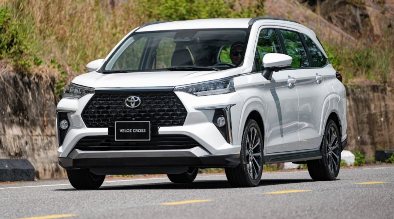 Nội thất Toyota Veloz Cross 2023: Hình ảnh, giá niêm yết và ưu đãi tháng 04/2023