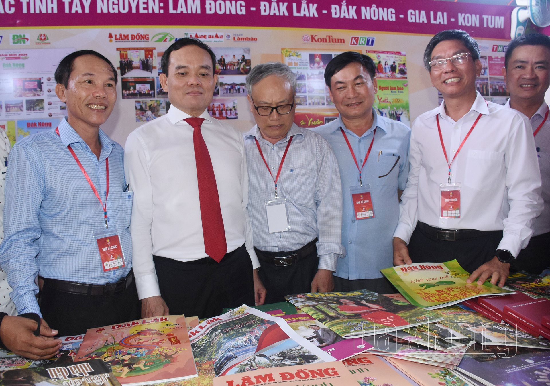 Phó Thủ tướng Chính phủ Trần Lưu Quang tham quan gian trưng bày các ấn phẩm báo chí đặc sắc, tiêu biểu của hội nhà báo các tỉnh Tây Nguyên.
