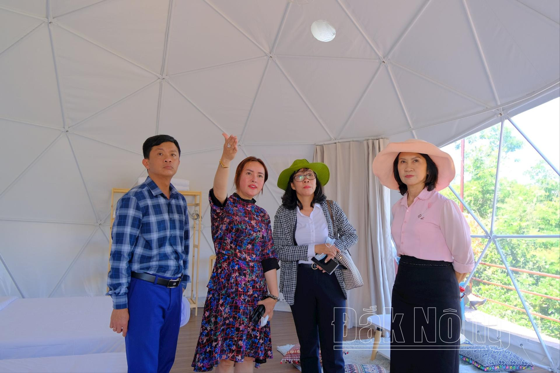 Đồng chí Tôn Thị Ngọc Hạnh, TUV, Phó Chủ tịch UBND tỉnh khảo sát tại một cơ sở lưu trú du lịch trên địa bàn TP. Gia Nghĩa 