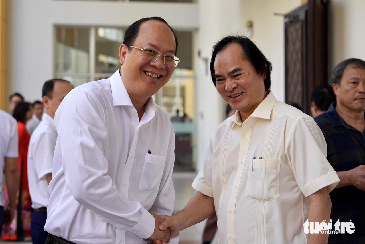 Phó bí thư thường trực Thành ủy TP.HCM Nguyễn Hồ Hải (trái) gặp gỡ, trò chuyện cùng các đại biểu dự hội nghị - Ảnh: HỮU HẠNH