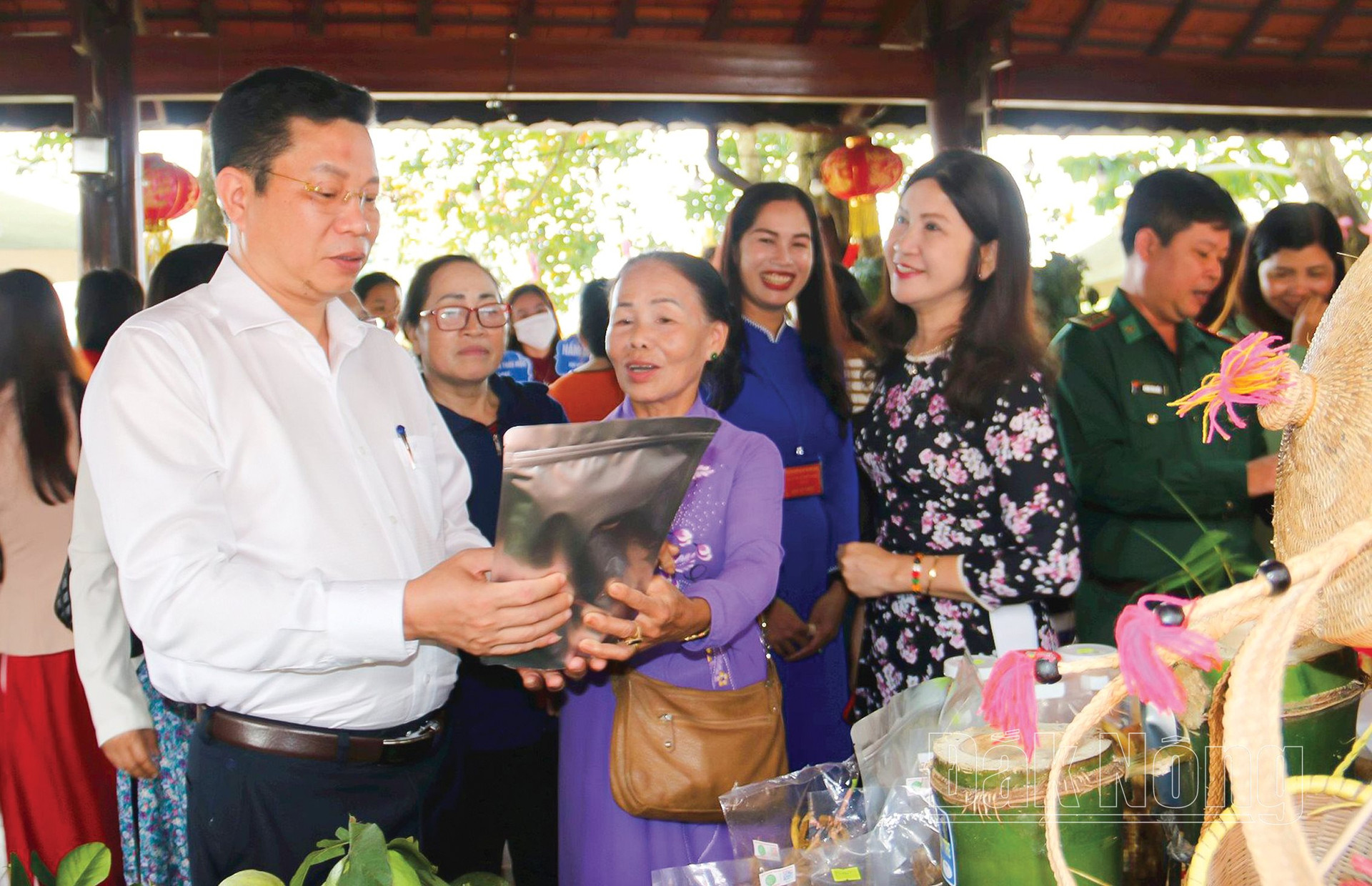 Đồng chí Lưu Văn Trung và các đại biểu tham quan các gian hàng trưng bày, quảng bá sản phẩm khởi nghiệp của phụ nữ trên địa bàn tỉnh (tháng 10/2023). Ảnh: Đặng Hiền