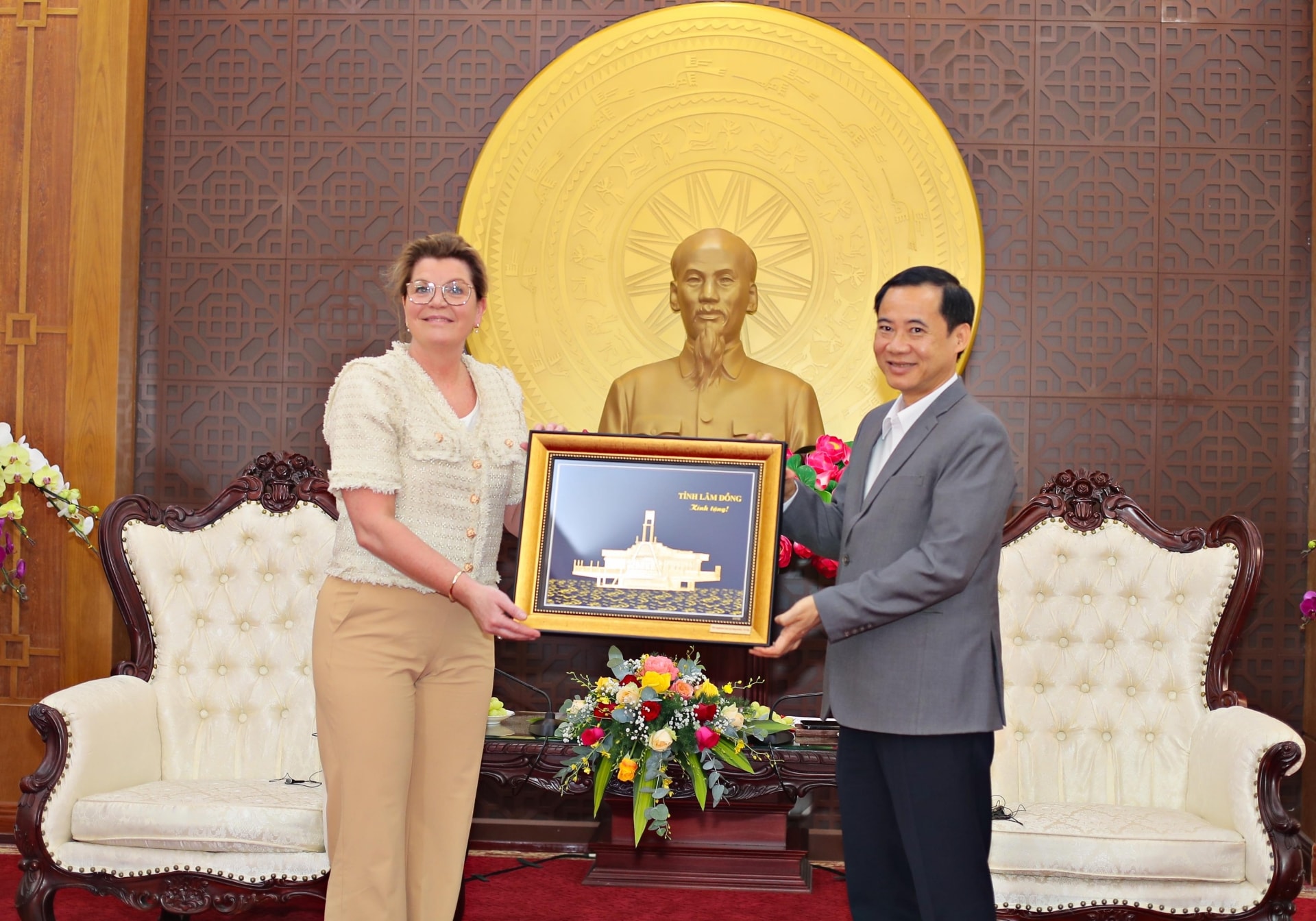 Đồng chí Nguyễn Thái Học - Quyền Bí thư Tỉnh uỷ Lâm Đồng tặng quà lưu niệm cho bà Christianne Van der Wal - Bộ trưởng Thiên nhiên và Chính sách Nitơ, Bộ Nông nghiệp, Thiên nhiên và Chất lượng thực phẩm Hà Lan