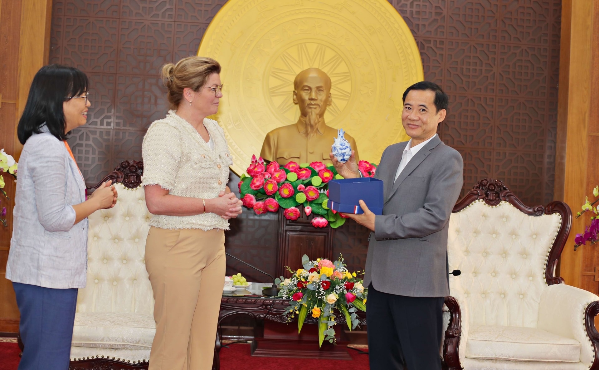 Bà Christianne Van der Wal - Bộ trưởng Thiên nhiên và Chính sách Nitơ, Bộ Nông nghiệp, Thiên nhiên và Chất lượng thực phẩm Hà Lan tặng quà lưu niệm cho đồng chí Nguyễn Thái Học - Quyền Bí thư Tỉnh uỷ Lâm Đồng