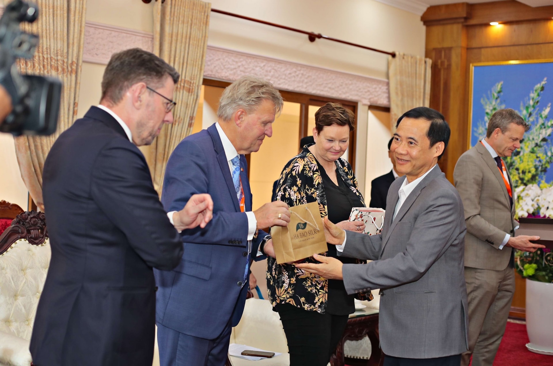 Đồng chí Nguyễn Thái Học - Quyền Bí thư Tỉnh uỷ Lâm Đồng tặng quà lưu niệm cho các thành viên trong đoàn Hà Lan