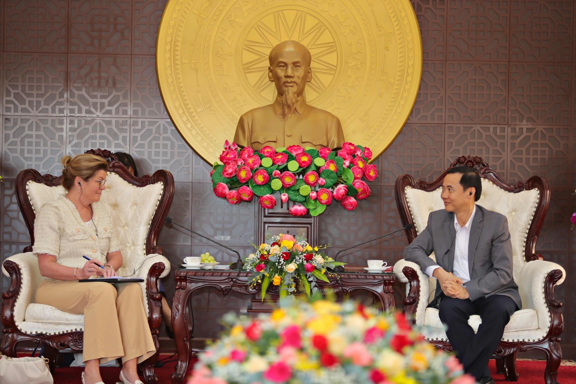 Đồng chí Nguyễn Thái Học - Quyền Bí thư Tỉnh uỷ Lâm Đồng trao đổi về lĩnh vực nông nghiệp với Bà Christianne Van der Wal - Bộ trưởng Thiên nhiên và Chính sách Nitơ, Bộ Nông nghiệp, Thiên nhiên và Chất lượng thực phẩm Hà Lan