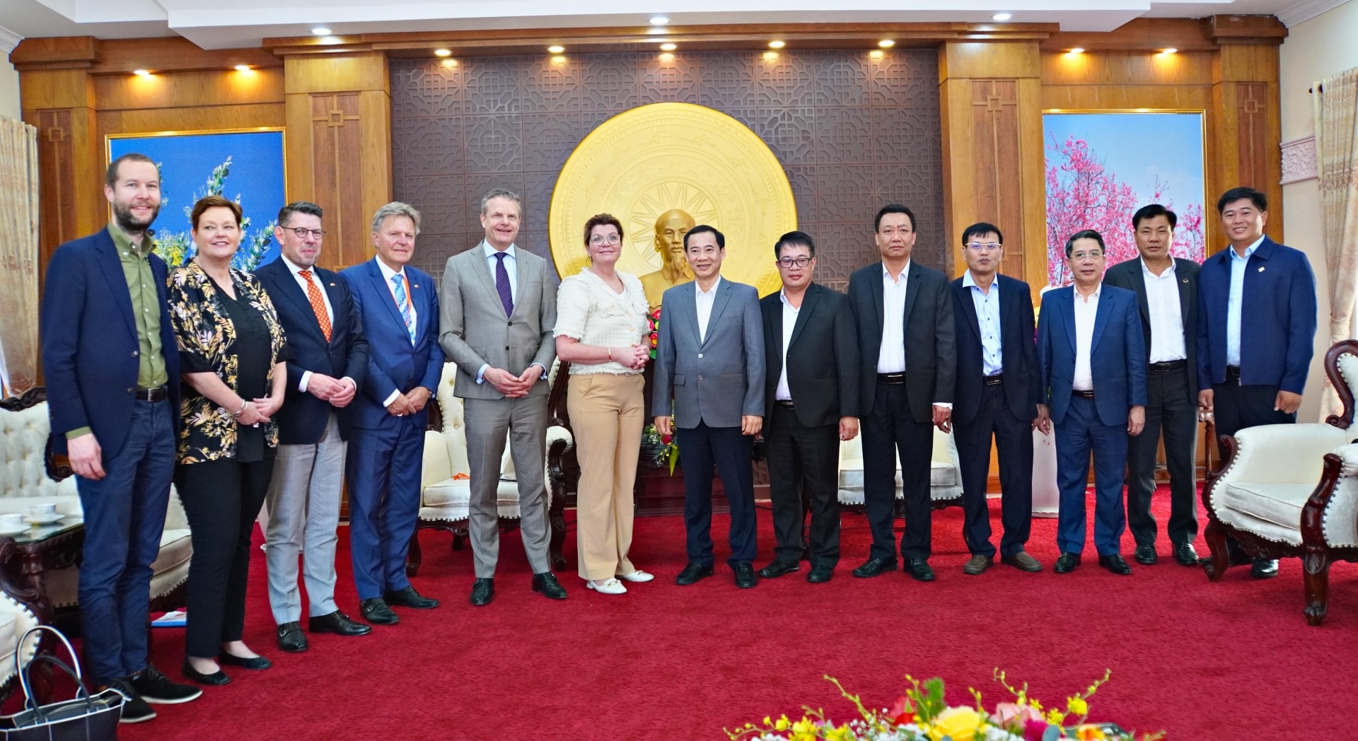Các đại biểu chụp hình lưu niệm